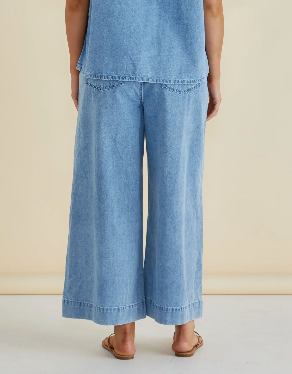 Saffra Relax Leg Jean Medium Wash
Blue Denim